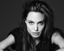 Czarno-białe zdjęcie amerykańskiej aktorki Angeliny Jolie