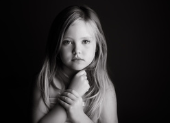 Czarno-białe zdjęcie dziewczynki