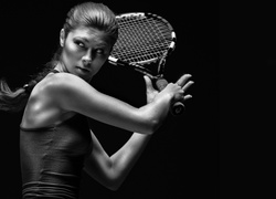 Czarno-białe zdjęcie kobiety z rakietą do tenisa