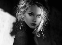 Czarno-białe zdjęcie modelki i aktorki Alice Tarasenko