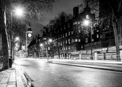 Czarno-białe zdjęcie oświetlonej londyńskiej ulicy z widokiem na Big Bena