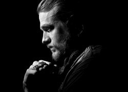 Mężczyzna, Profil, Aktor, Charlie Hunnam, Serial, Synowie Anarchii, Ciemne tło