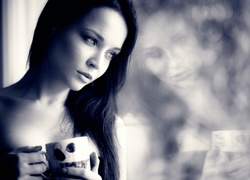 Czarno-biały portret ukraińskiej modelki Angeliny Petrovej z kawą w dłoniach
