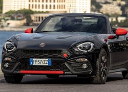 Czarny Abarth 124 Spider przodem