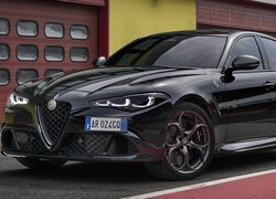 Czarny Alfa Romeo Giulia Quadrifoglio