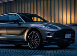 Czarny Aston Martin DBX 707