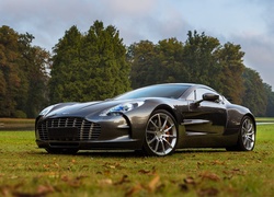 Czarny Aston Martin One-77