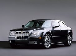 Czarny chrysler 300c