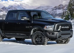 Czarny Dodge Ram 1500 bokiem