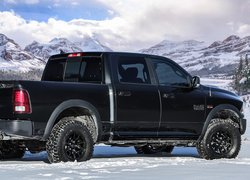 Czarny Dodge RAM 1500 Pickup