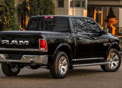 Czarny Dodge Ram 1500