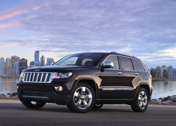 Czarny Jeep grand cherokee