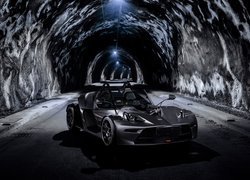 Czarny KTM X-bow w tunelu
