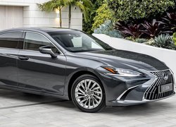 Czarny Lexus ES Hybrid rocznik 2021