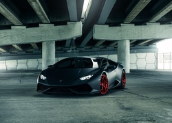 Czarny matowy lamborghini huracan