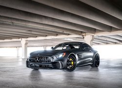 Czarny Mercedes AMG GT R