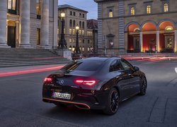 Czarny Mercedes-Benz CLA na ulicy