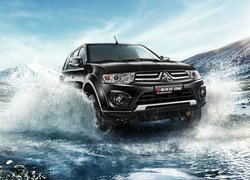 Czarny Mitsubishi Pajero Sport