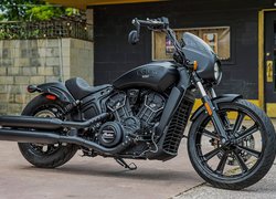 Czarny motocykl Indian Scout Rogue