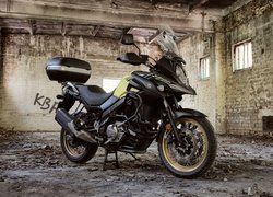 Czarny motocykl Suzuki V-strom