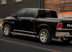 Czarny pickup Dodge RAM 1500