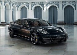 Czarny samochód Porsche Panamera rocznik 2015