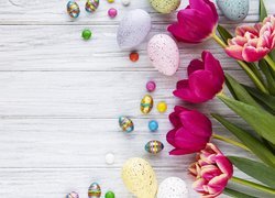 Czekoladowe jajeczka i pisanki przy tulipanach