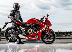 Czerwona Honda CBR650R na parkingu