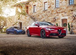 Czerwona i granatowa Alfa Romeo Giulia