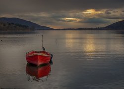 Czerwona, Łódka, Jezioro Kastoria, Góry, Macedonia Zachodnia, Grecja