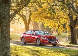 Czerwona Mazda6 w jesiennym parku