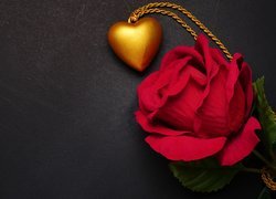 Czerwona róża i złote serduszko