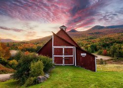 Czerwona stodoła wśród jesiennych wzgórz w Vermont