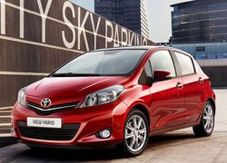 Czerwona Toyota Yaris na placu