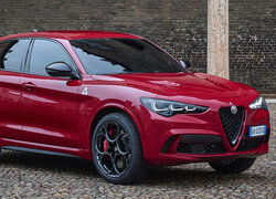 Czerwone Alfa Romeo Stelvio Quadrifoglio