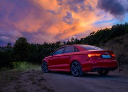 Czerwone Audi A3 na drodze