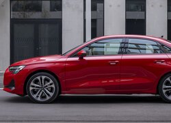 Czerwone Audi A3 z boku
