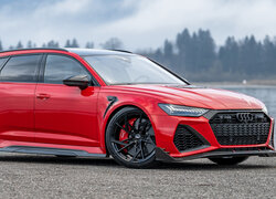 Czerwone Audi ABT RS 6 Legacy bokiem