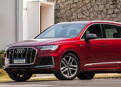 Czerwone Audi Q7 bokiem