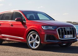 Czerwone Audi Q7 S