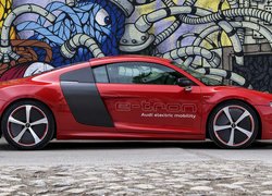 Czerwone Audi R8 bokiem