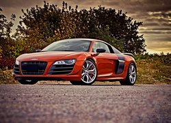 Czerwone audi r8