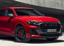 Czerwone Audi RS Q8