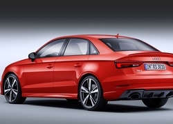 Czerwone Audi RS3 Sedan prezentuje tył