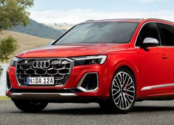 Czerwone Audi SQ7 bok i przód