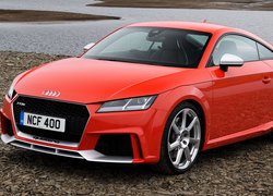 Czerwone Audi TT RS