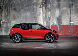 Czerwone BMW i3 bokiem