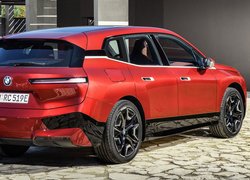 Czerwone BMW iX Sport