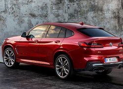 Czerwone BMW X4 M40d bokiem