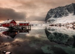 Norwegia, Lofoty, Góry, Śnieg, Czerwone, Domy, Odbicie, Morze, Zima